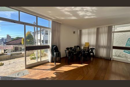 Casa à venda com 246m², 5 quartos e 3 vagasSala