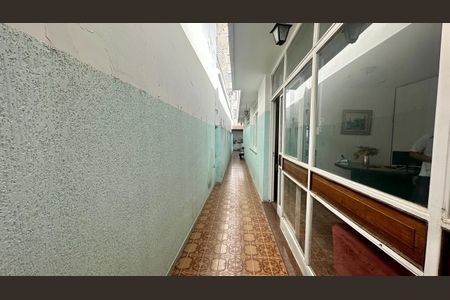 Casa à venda com 246m², 5 quartos e 3 vagas Casa à venda com 246m², 5 quartos e 3 vagasLateral da casa