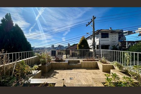 Casa à venda com 246m², 5 quartos e 3 vagas Casa à venda com 246m², 5 quartos e 3 vagasVaranda