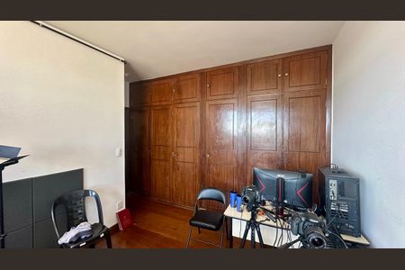 Casa à venda com 246m², 5 quartos e 3 vagas Casa à venda com 246m², 5 quartos e 3 vagasQuarto 4