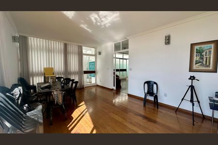 Casa à venda com 246m², 5 quartos e 3 vagasSala