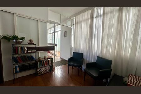 Casa à venda com 246m², 5 quartos e 3 vagas Casa à venda com 246m², 5 quartos e 3 vagasSala