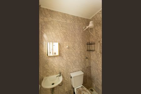 Casa de condomínio para alugar com 400m², 3 quartos e 6 vagasBanheiro de serviço