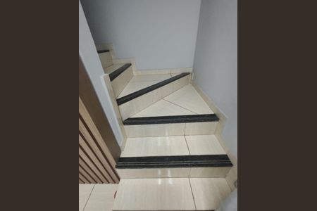 Casa à venda com 105m², 2 quartos e 1 vagaEscada