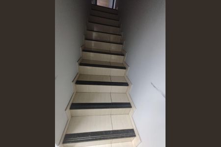 Casa à venda com 105m², 2 quartos e 1 vagaEscada