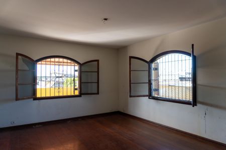 Casa para alugar com 550m², 4 quartos e 5 vagas Casa para alugar com 550m², 4 quartos e 5 vagasSala