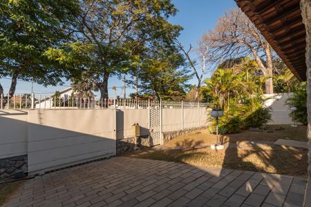 Casa para alugar com 453m², 5 quartos e 8 vagas Casa para alugar com 453m², 5 quartos e 8 vagasEntrada - Garagem