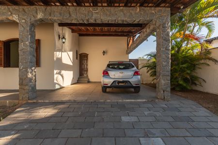 Casa para alugar com 453m², 5 quartos e 8 vagas Casa para alugar com 453m², 5 quartos e 8 vagasEntrada - Garagem