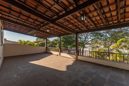 Casa para alugar com 453m², 5 quartos e 8 vagas Casa para alugar com 453m², 5 quartos e 8 vagasVaranda
