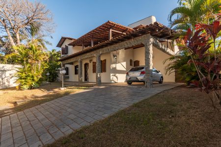 Casa para alugar com 453m², 5 quartos e 8 vagas Casa para alugar com 453m², 5 quartos e 8 vagasEntrada - Garagem