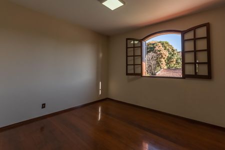 Casa para alugar com 453m², 5 quartos e 8 vagas Casa para alugar com 453m², 5 quartos e 8 vagasQuarto 1