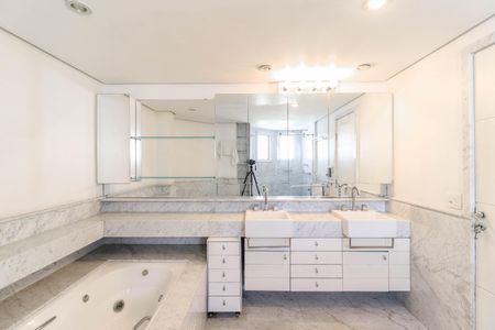 Apartamento à venda com 311m², 3 quartos e 4 vagasBanheiro da Suíte 1