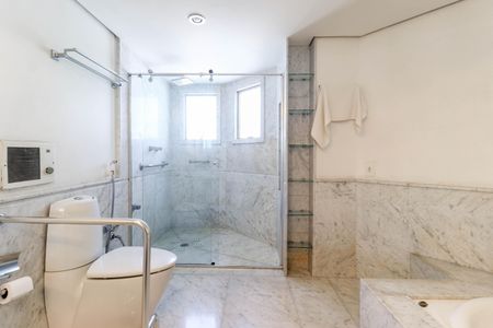 Apartamento à venda com 311m², 3 quartos e 4 vagasBanheiro da Suíte 1