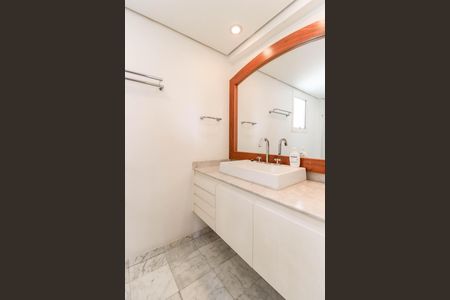 Apartamento à venda com 311m², 3 quartos e 4 vagasBanheiro da Suíte 2