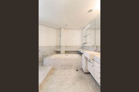 Apartamento à venda com 311m², 3 quartos e 4 vagasBanheiro da Suíte 1
