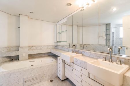 Apartamento à venda com 311m², 3 quartos e 4 vagasBanheiro da Suíte 1