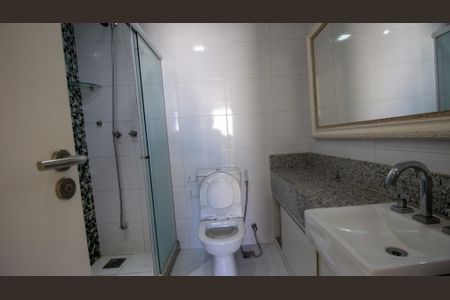 Apartamento para alugar com 350m², 3 quartos e 4 vagas Apartamento para alugar com 350m², 3 quartos e 4 vagasBanheiro da Suíte 1