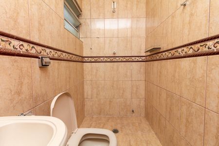 Casa de condomínio para alugar com 160m², 3 quartos e 2 vagas Casa de condomínio para alugar com 160m², 3 quartos e 2 vagasBanheiro da Suíte 1