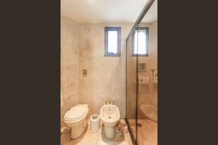 Apartamento à venda com 273m², 4 quartos e 3 vagas Apartamento à venda com 273m², 4 quartos e 3 vagasBanheiro da Suíte 1