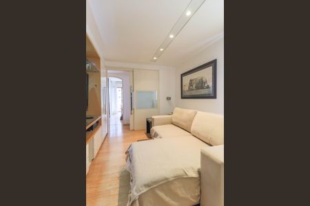 Apartamento à venda com 273m², 4 quartos e 3 vagas Apartamento à venda com 273m², 4 quartos e 3 vagasSala de TV