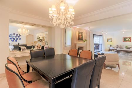 Apartamento à venda com 273m², 4 quartos e 3 vagas Apartamento à venda com 273m², 4 quartos e 3 vagasSala de Jantar