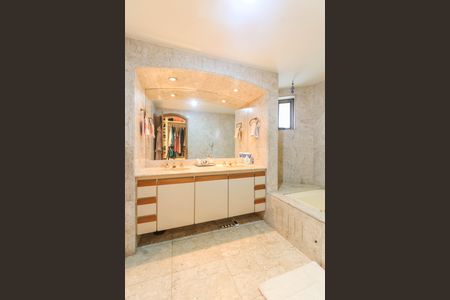 Apartamento à venda com 273m², 4 quartos e 3 vagas Apartamento à venda com 273m², 4 quartos e 3 vagasBanheiro da Suíte 1