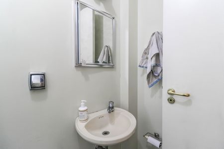 Apartamento à venda com 273m², 4 quartos e 3 vagas Apartamento à venda com 273m², 4 quartos e 3 vagasBanheiro de Serviço