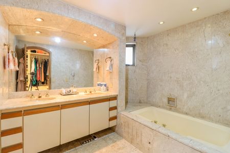 Apartamento à venda com 273m², 4 quartos e 3 vagas Apartamento à venda com 273m², 4 quartos e 3 vagasBanheiro da Suíte 1