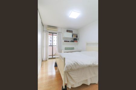 Apartamento à venda com 273m², 4 quartos e 3 vagas Apartamento à venda com 273m², 4 quartos e 3 vagasSuíte 2