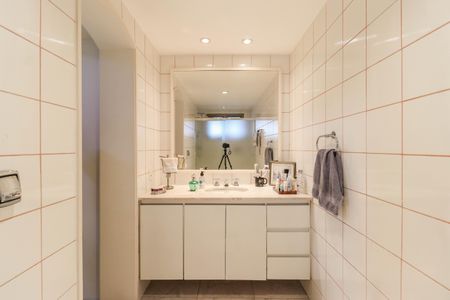 Apartamento à venda com 273m², 4 quartos e 3 vagas Apartamento à venda com 273m², 4 quartos e 3 vagasBanheiro da Suíte 2