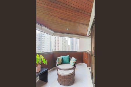 Apartamento à venda com 273m², 4 quartos e 3 vagas Apartamento à venda com 273m², 4 quartos e 3 vagasVaranda da Sala