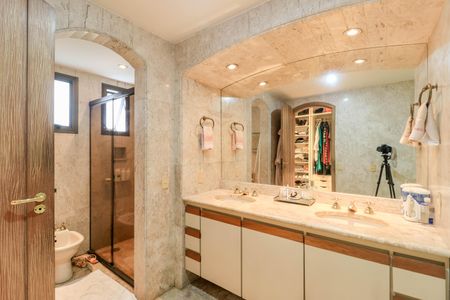 Apartamento à venda com 273m², 4 quartos e 3 vagas Apartamento à venda com 273m², 4 quartos e 3 vagasBanheiro da Suíte 1