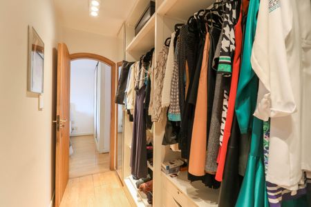 Apartamento à venda com 273m², 4 quartos e 3 vagas Apartamento à venda com 273m², 4 quartos e 3 vagasCloset da Suíte 1