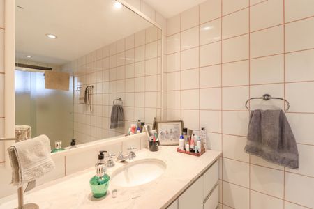 Apartamento à venda com 273m², 4 quartos e 3 vagas Apartamento à venda com 273m², 4 quartos e 3 vagasBanheiro da Suíte 2