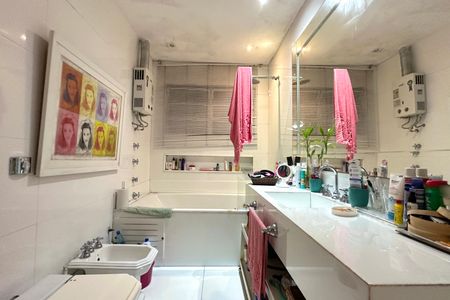 Casa à venda com 600m², 6 quartos e 2 vagasBanheiro Suíte