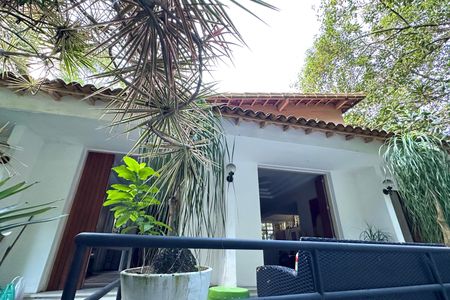 Casa à venda com 600m², 6 quartos e 2 vagasFachada