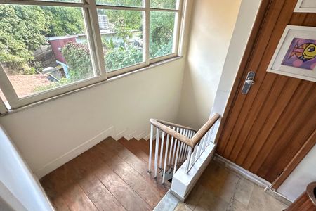 Casa à venda com 600m², 6 quartos e 2 vagasEscada