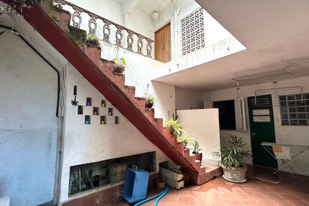 Casa à venda com 600m², 6 quartos e 2 vagasEscada