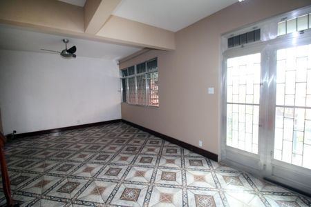 Casa à venda com 350m², 5 quartos e 2 vagasSala