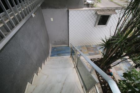 Casa à venda com 350m², 5 quartos e 2 vagasEscada de acesso