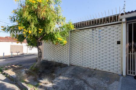 Casa à venda com 60m², 2 quartos e 2 vagas Casa à venda com 60m², 2 quartos e 2 vagasFachada