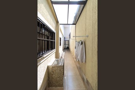 Casa à venda com 250m², 4 quartos e 2 vagas Casa à venda com 250m², 4 quartos e 2 vagasCorredor Lateral