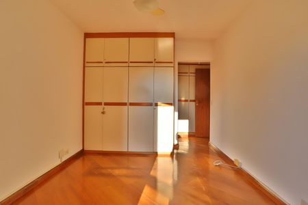 Apartamento à venda com 221m², 3 quartos e 2 vagasQuarto 2