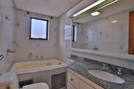 Apartamento à venda com 221m², 3 quartos e 2 vagasBanheiro do Quarto 2