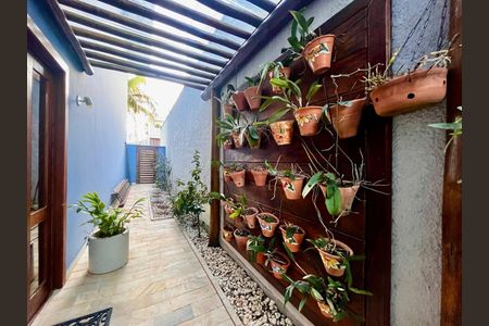 Casa à venda com 235m², 3 quartos e 4 vagas Casa à venda com 235m², 3 quartos e 4 vagasÁrea externa