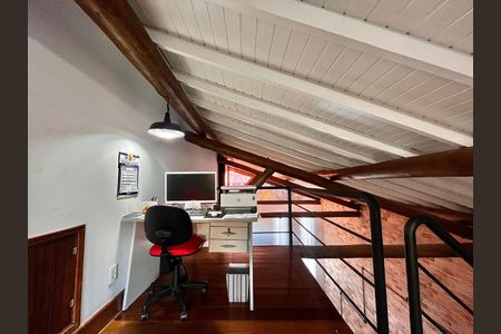 Casa à venda com 235m², 3 quartos e 4 vagas Casa à venda com 235m², 3 quartos e 4 vagasEscritório