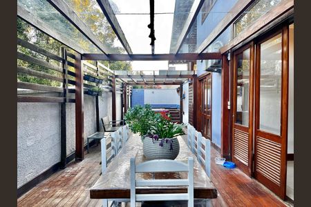 Casa à venda com 235m², 3 quartos e 4 vagas Casa à venda com 235m², 3 quartos e 4 vagasÁrea externa