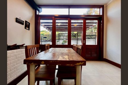 Casa à venda com 235m², 3 quartos e 4 vagas Casa à venda com 235m², 3 quartos e 4 vagasChurrasqueira