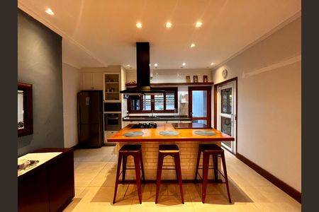 Casa à venda com 235m², 3 quartos e 4 vagas Casa à venda com 235m², 3 quartos e 4 vagasCozinha