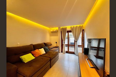 Casa à venda com 235m², 3 quartos e 4 vagas Casa à venda com 235m², 3 quartos e 4 vagasSala TV